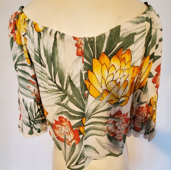 Forever 21 Cropoed tropical Floral blouse - Picture 3 of 5